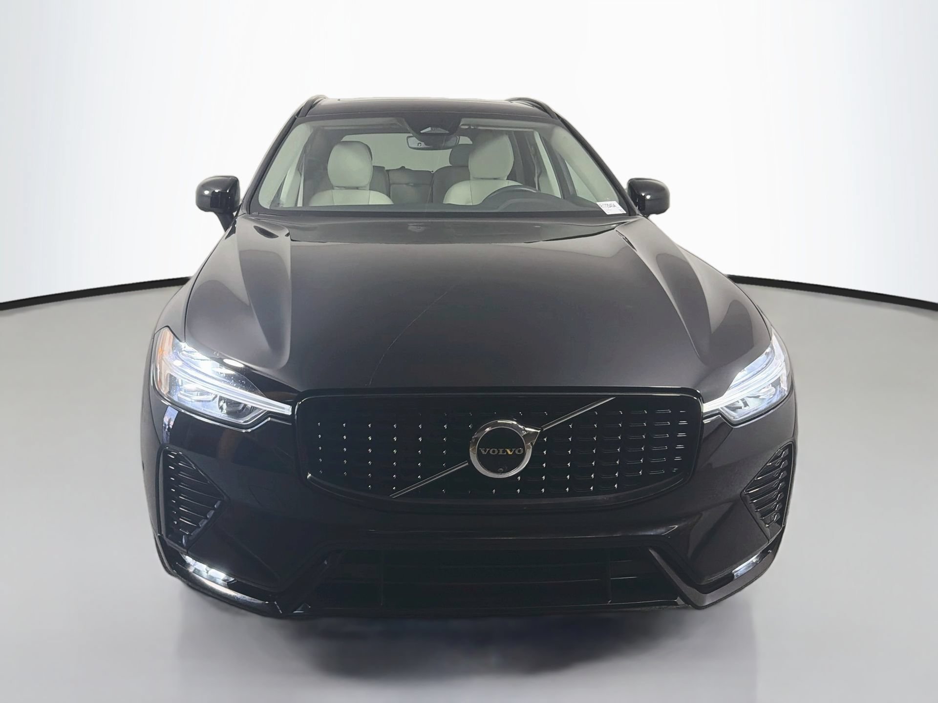 Certified 2024 Volvo XC60 B5 Plus AWD/4WD image 2