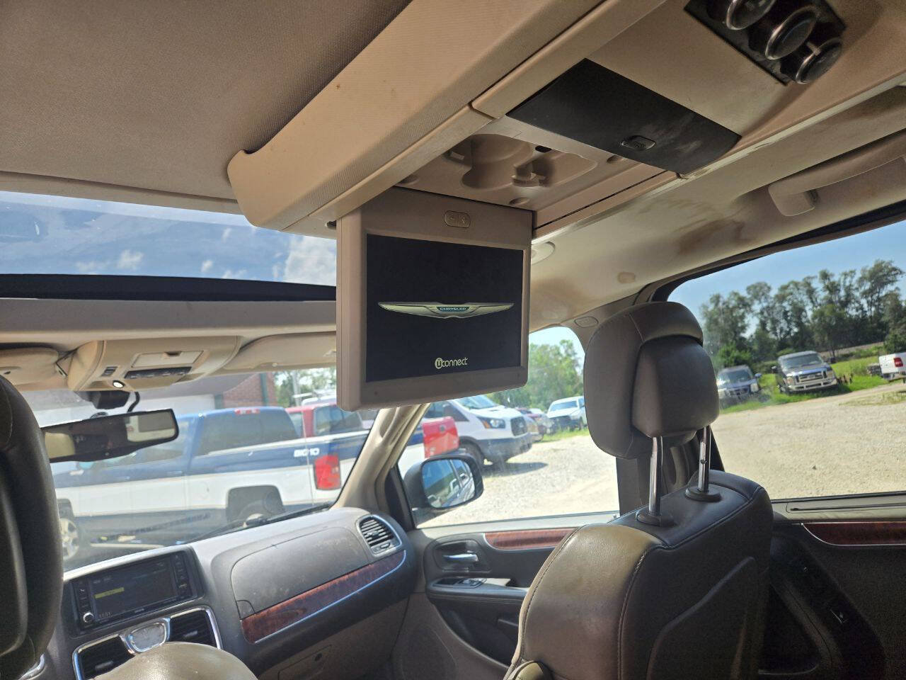 Used 2015 Chrysler Town & Country Limited Platinum FWD image 10