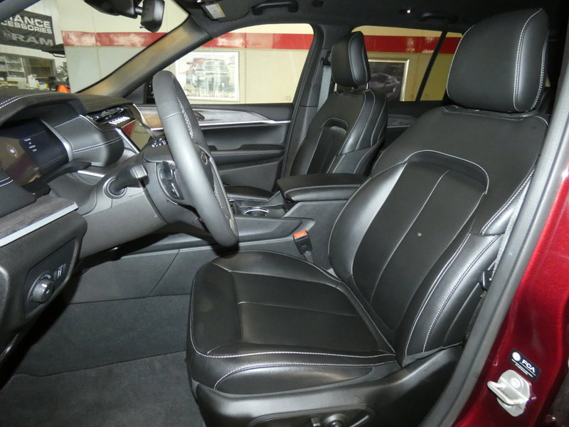 Used 2024 Jeep Grand Cherokee Limited image 9