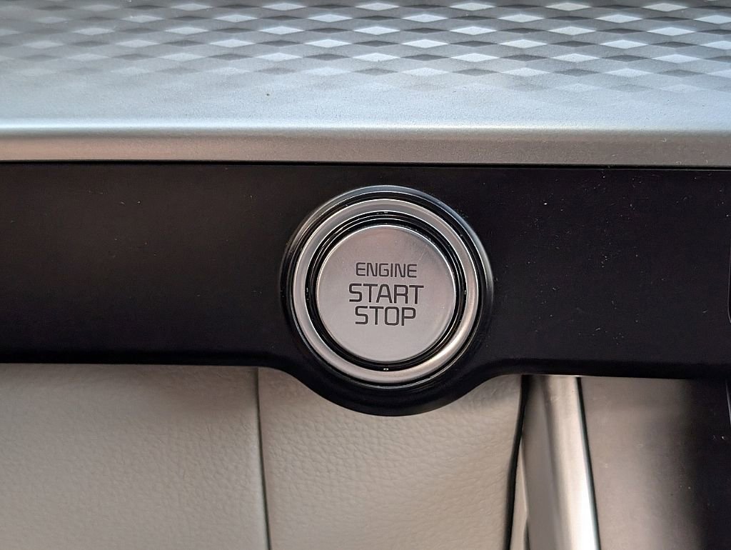 Used 2024 Kia Carnival LX FWD image 31