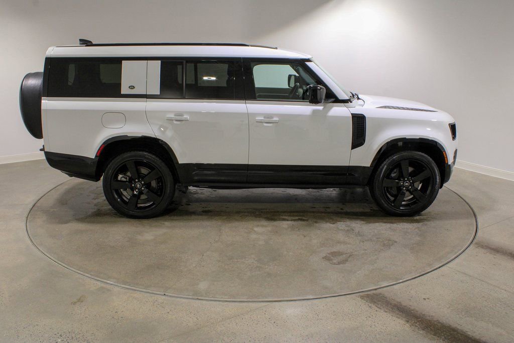 Used 2024 Land Rover Defender 130 X-Dynamic SE image 6