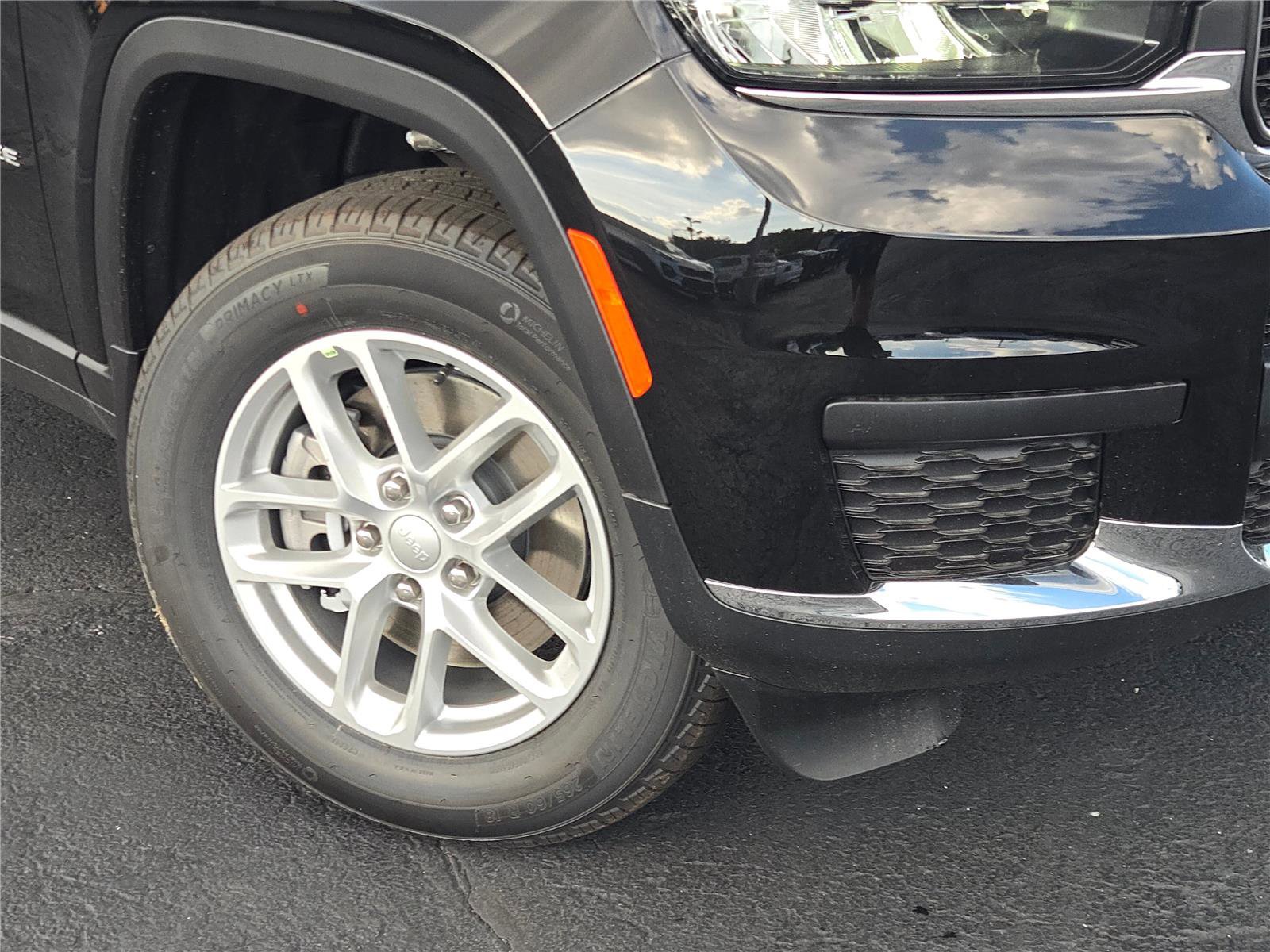 New 2025 Jeep Grand Cherokee L Laredo w/ MOPAR Finishing Package image 3