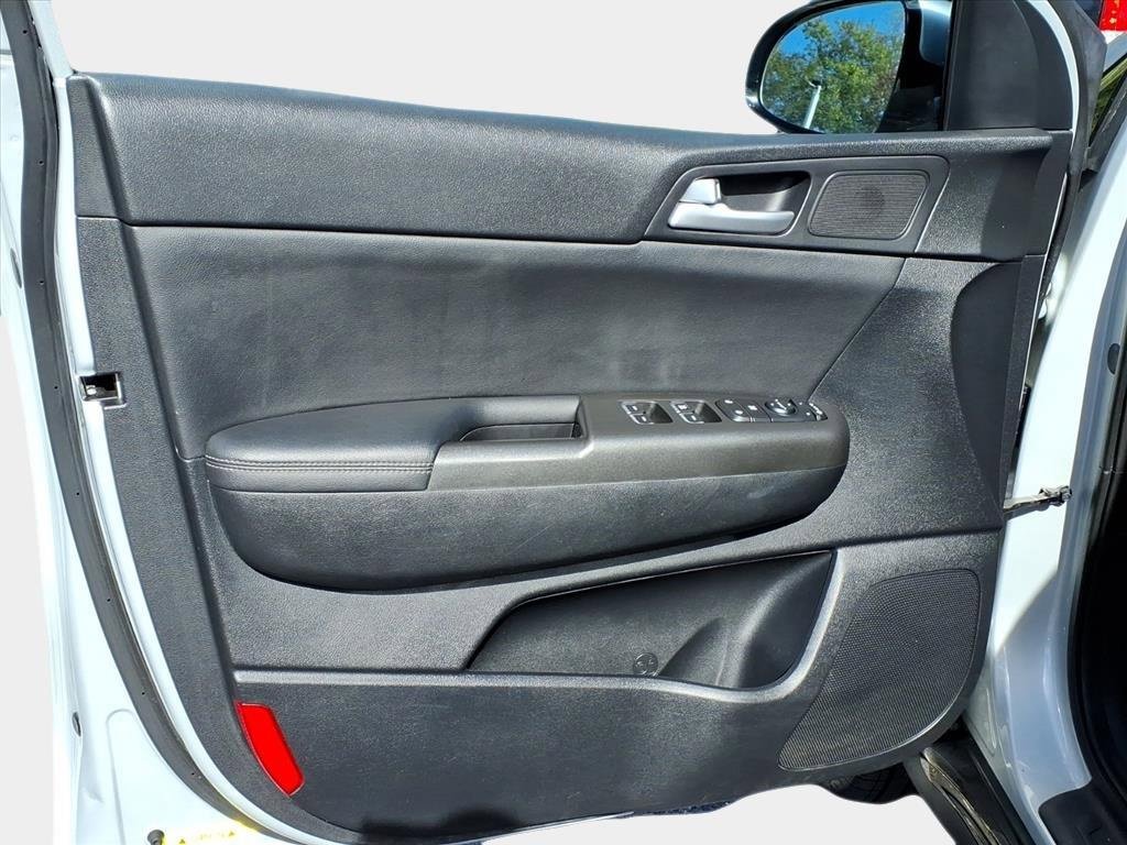 Used 2020 Kia Sportage S image 9