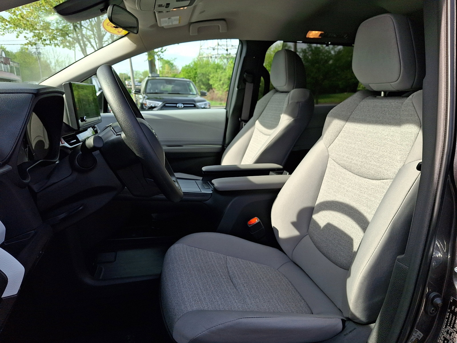 Used 2025 Toyota Sienna LE FWD image 14
