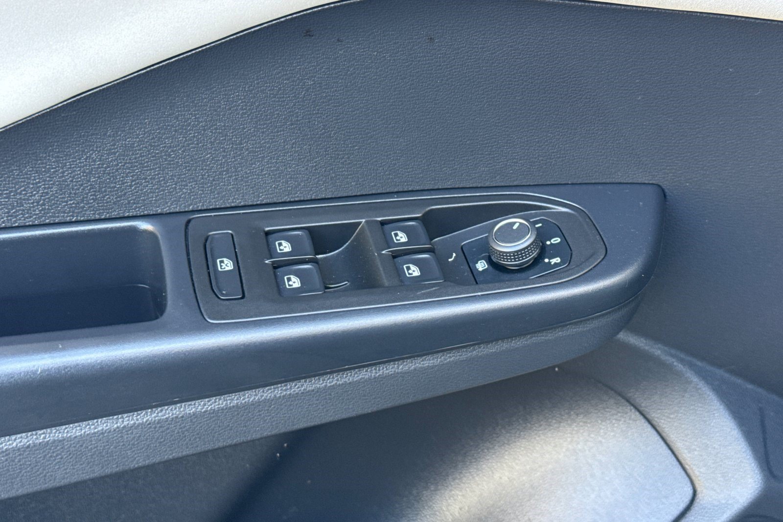 Used 2025 Volkswagen Taos SE FWD image 14