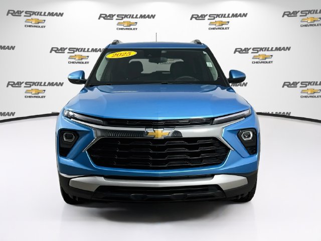 Used 2025 Chevrolet TrailBlazer LT AWD/4WD image 2