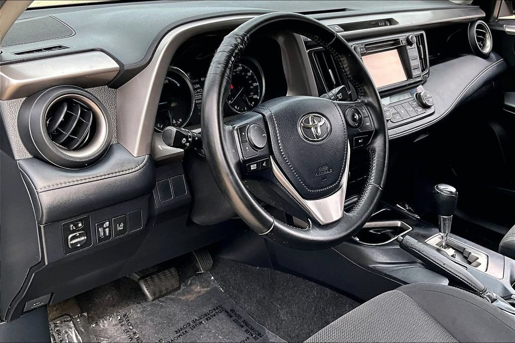 Used 2018 Toyota RAV4 XLE AWD/4WD image 16
