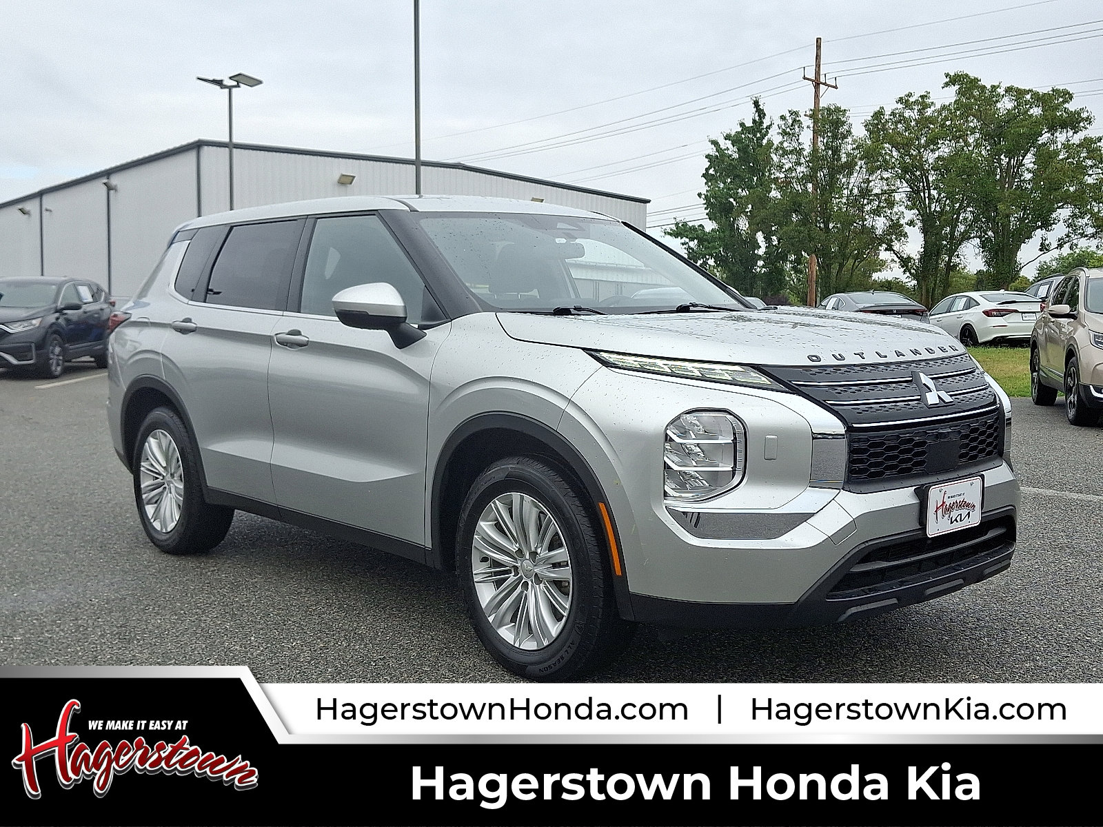 Used 2024 Mitsubishi Outlander ES image 1