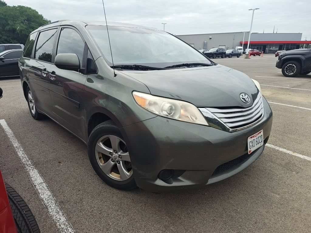 Used 2012 Toyota Sienna LE w/ Towing Pkg FWD image 3