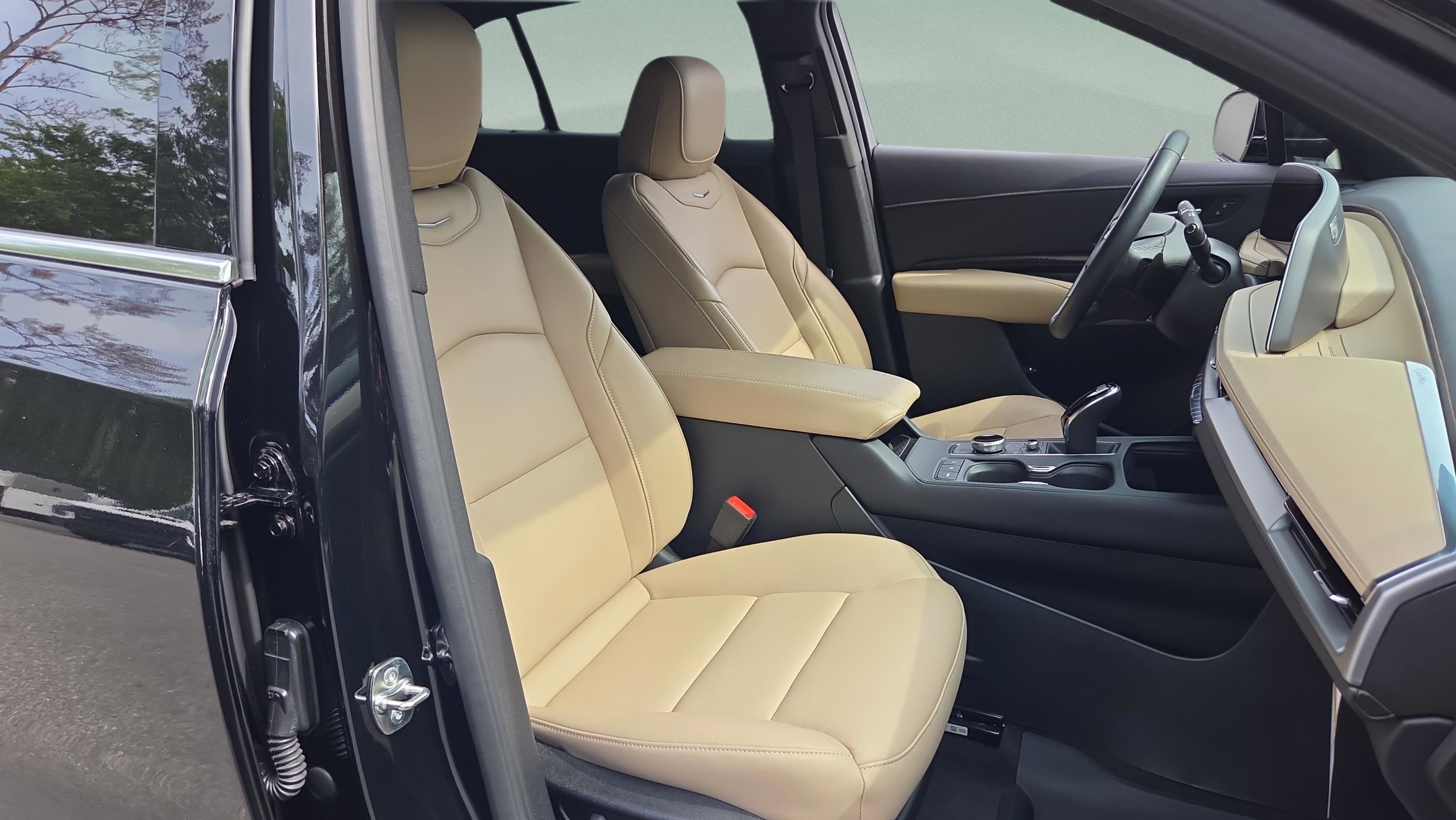 Used 2024 Cadillac XT4 Premium Luxury w/ Cold Weather Package image 25