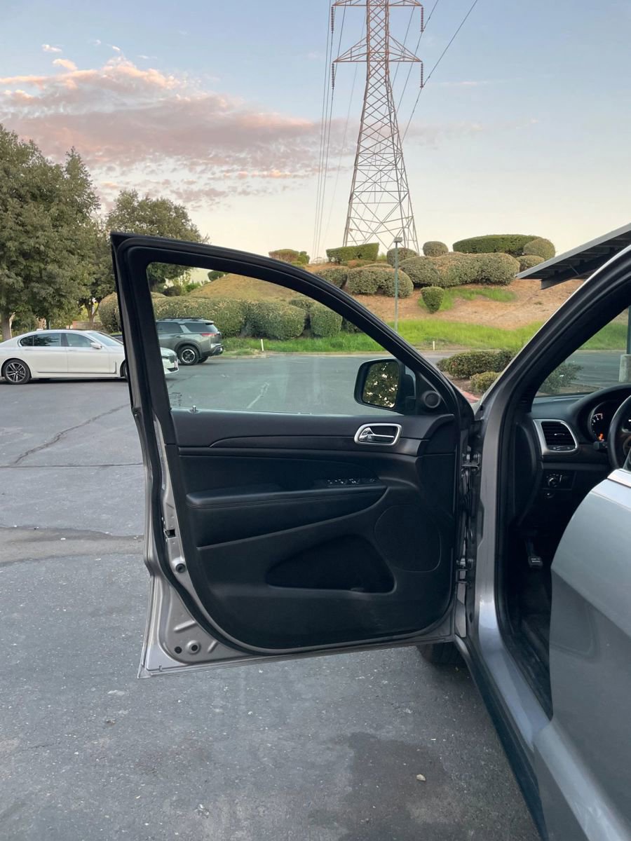 Used 2018 Jeep Grand Cherokee Laredo image 9