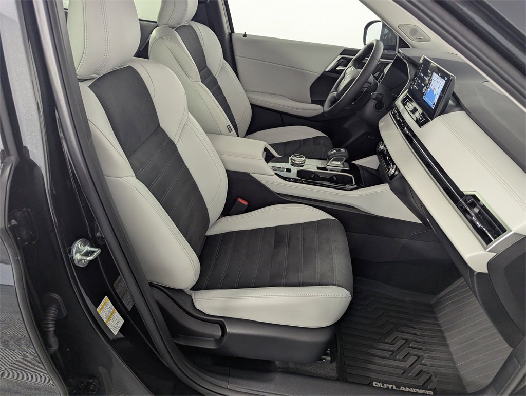 Used 2025 Mitsubishi Outlander SE image 39