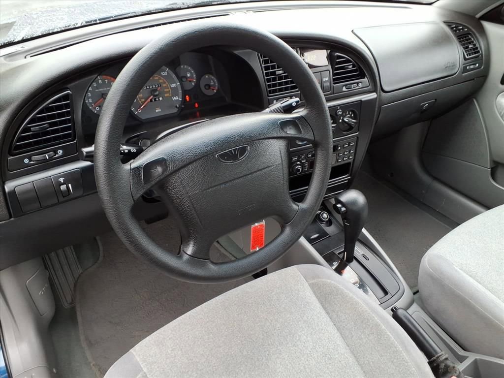 Used 2000 Daewoo Nubira SE FWD image 12