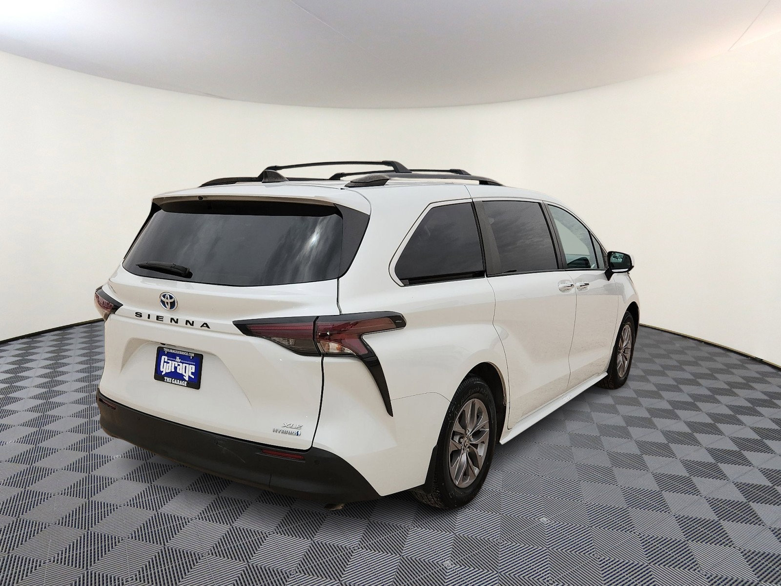 Used 2023 Toyota Sienna XLE w/ XLE Plus Package FWD image 4