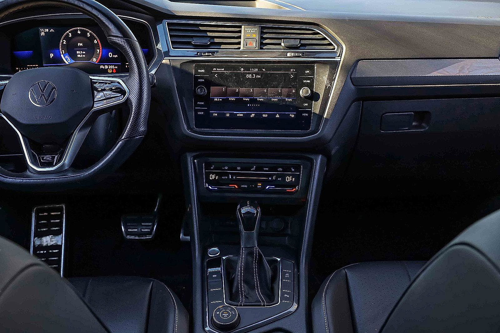 Used 2022 Volkswagen Tiguan SE R-Line image 12