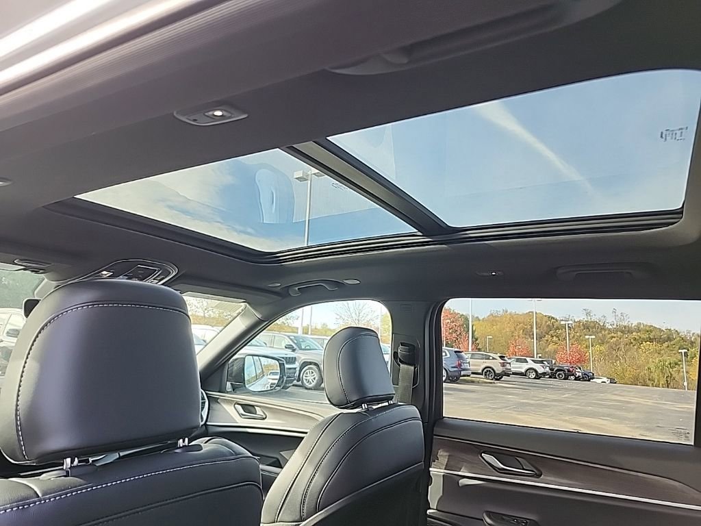 New 2025 Jeep Grand Cherokee L Limited w/ Black Appearance Package image 24