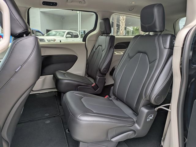 Used 2024 Chrysler Pacifica Touring-L AWD/4WD image 17
