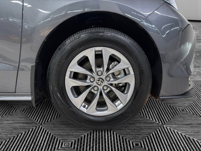Used 2025 Toyota Sienna LE image 32