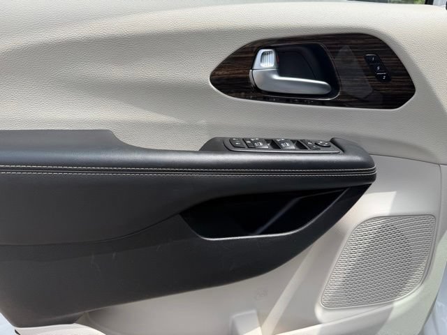 Used 2024 Chrysler Pacifica Limited FWD image 16