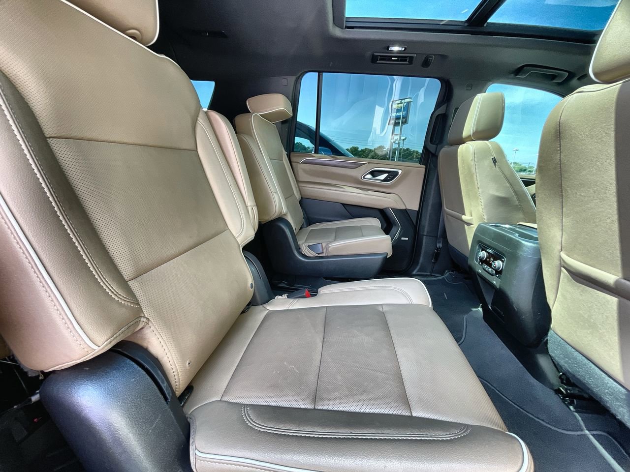 Used 2023 Chevrolet Suburban Premier AWD/4WD image 28
