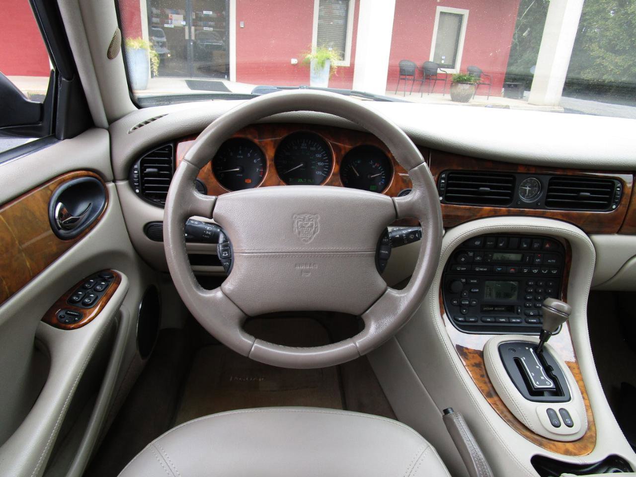 Used 2001 Jaguar XJ8 image 11