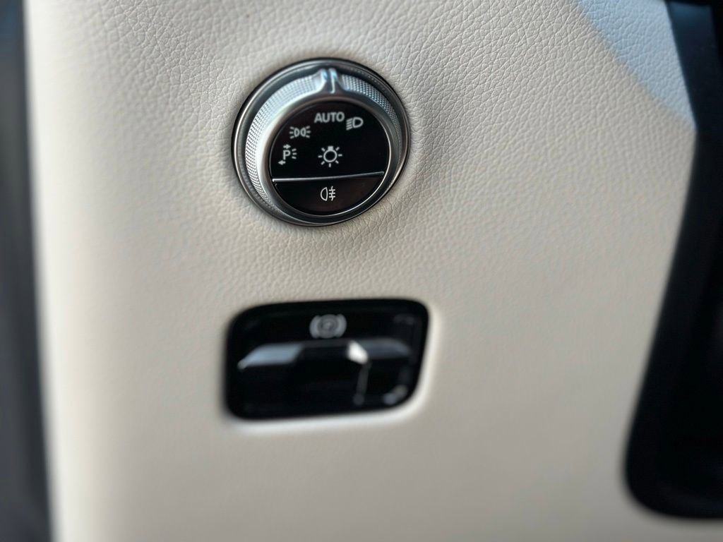 Used 2024 Mercedes-Benz GLC 300 4MATIC image 33