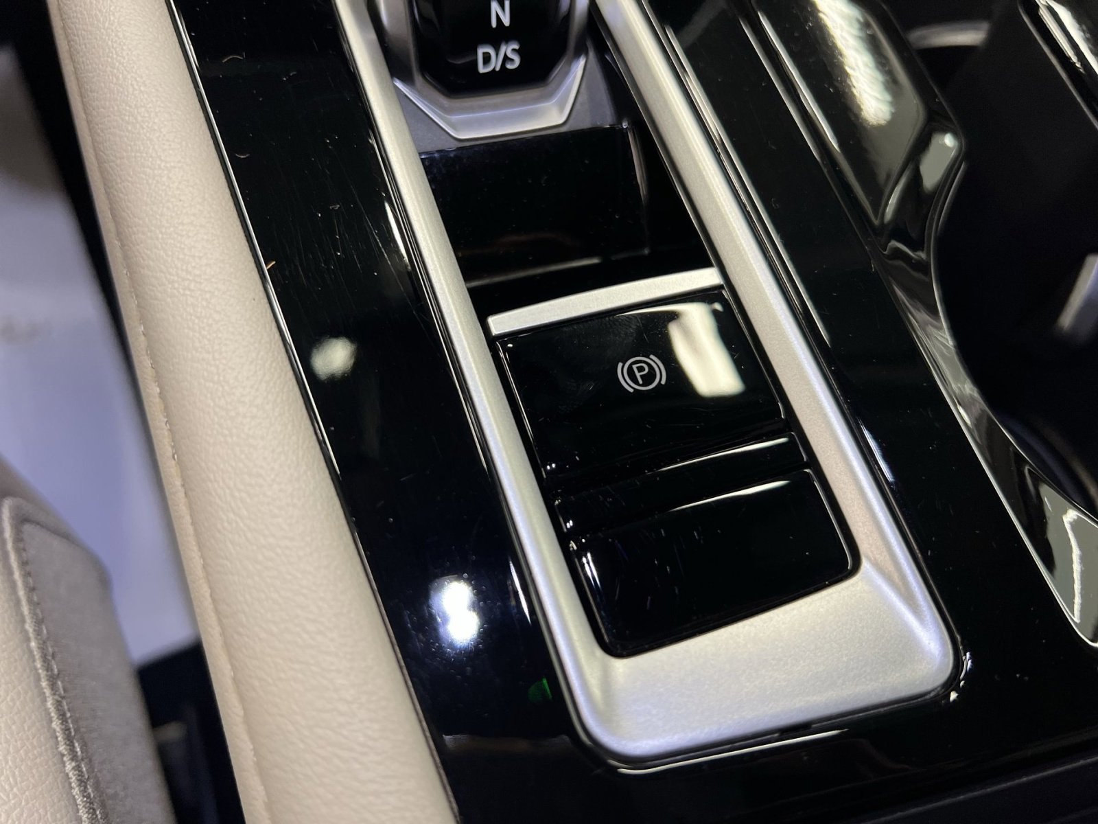 Used 2025 Volkswagen Atlas SE image 29