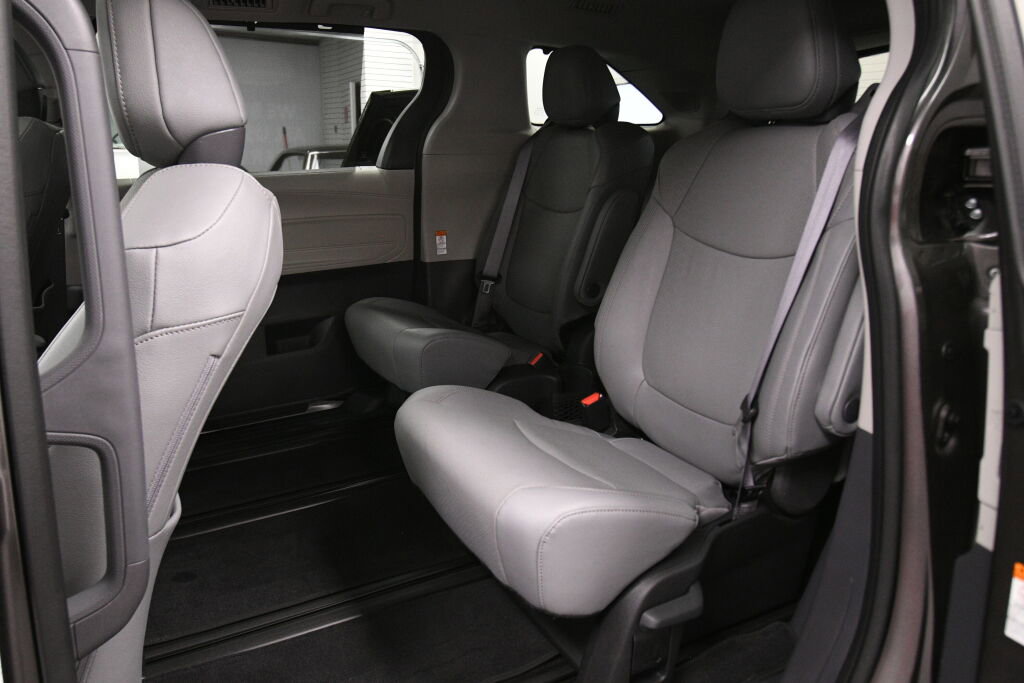 Used 2024 Toyota Sienna Limited image 23