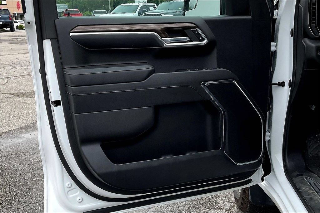 Used 2023 Chevrolet Silverado 1500 LT AWD/4WD image 19