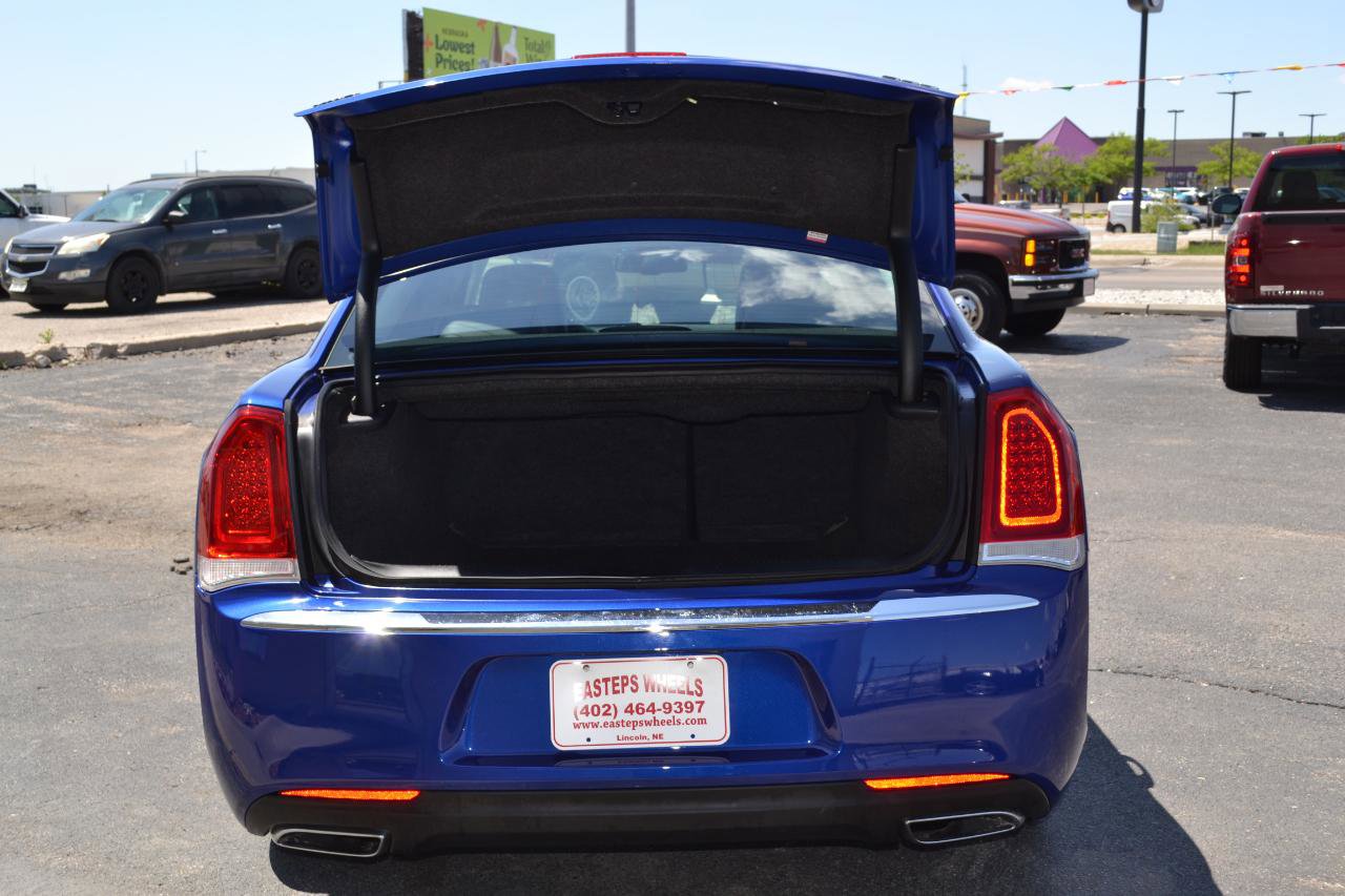 Used 2018 Chrysler 300 Touring L AWD/4WD image 7