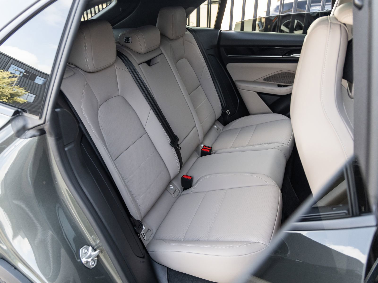 Certified 2025 Porsche Macan Electric image 38