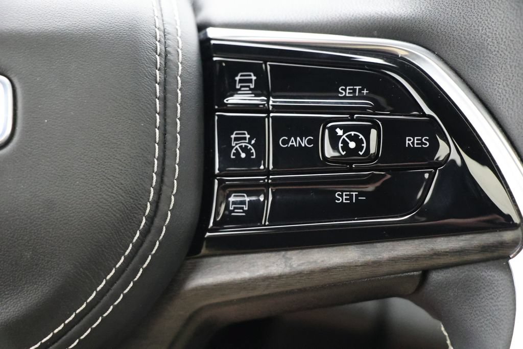 Used 2023 Jeep Grand Cherokee Overland w/ Luxury Tech Group IV AWD/4WD image 21