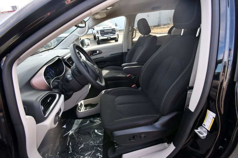 Used 2024 Chrysler Voyager LX FWD image 14
