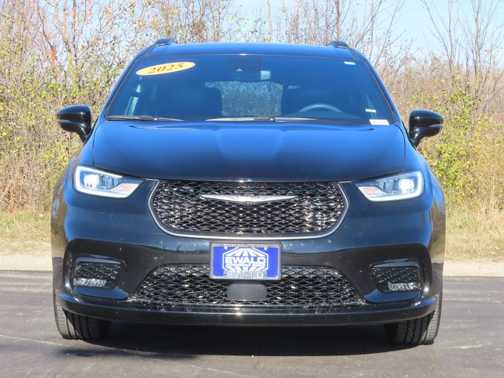 Certified 2025 Chrysler Pacifica Limited image 15