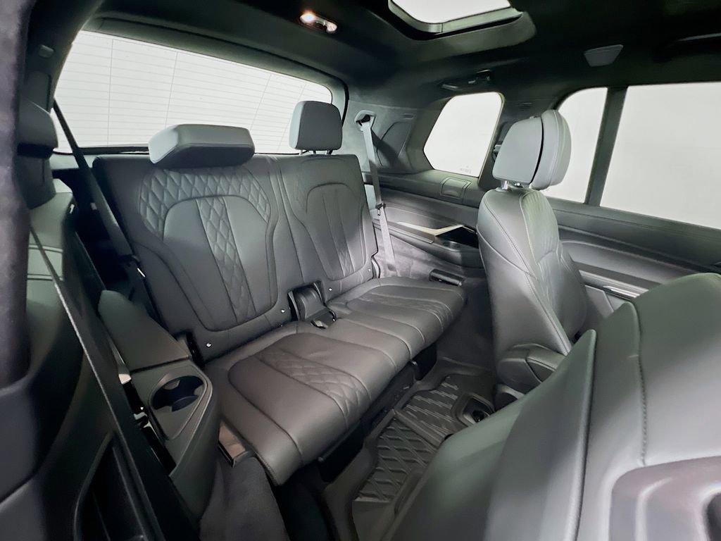 Used 2025 BMW X7 M60i image 8