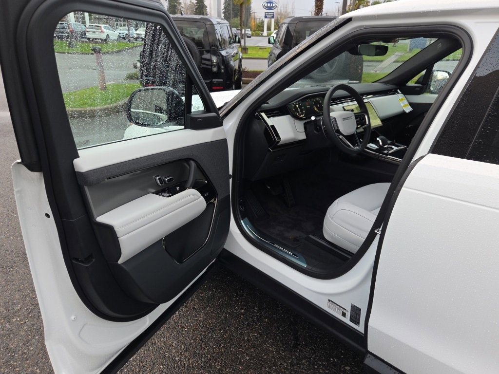 New 2025 Land Rover Range Rover Sport SE image 10