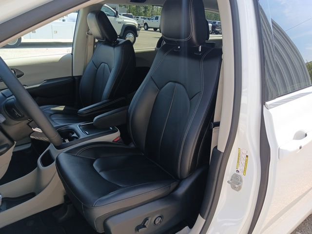Used 2024 Chrysler Pacifica Touring-L image 29