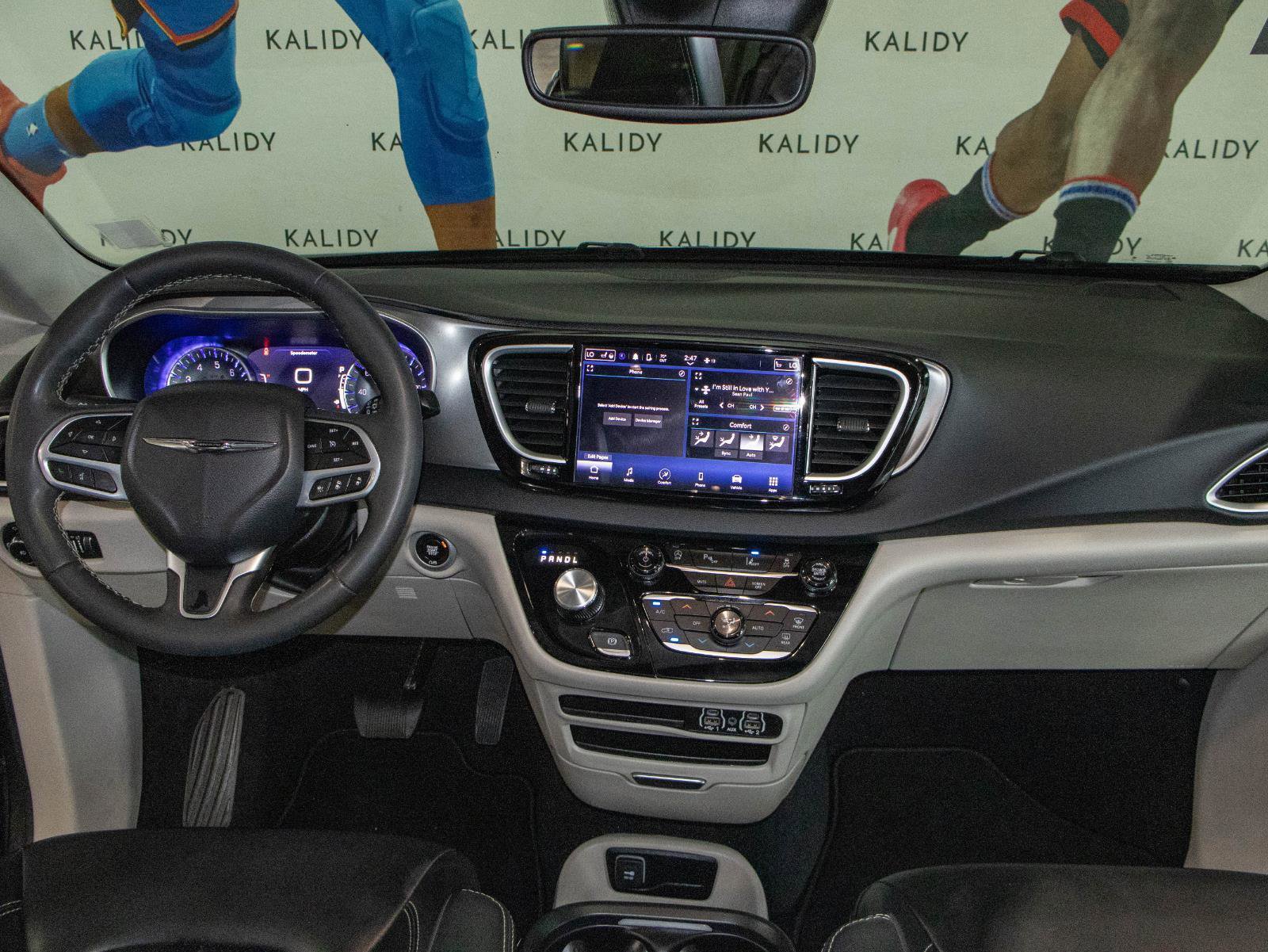 Used 2023 Chrysler Pacifica Touring-L FWD image 3