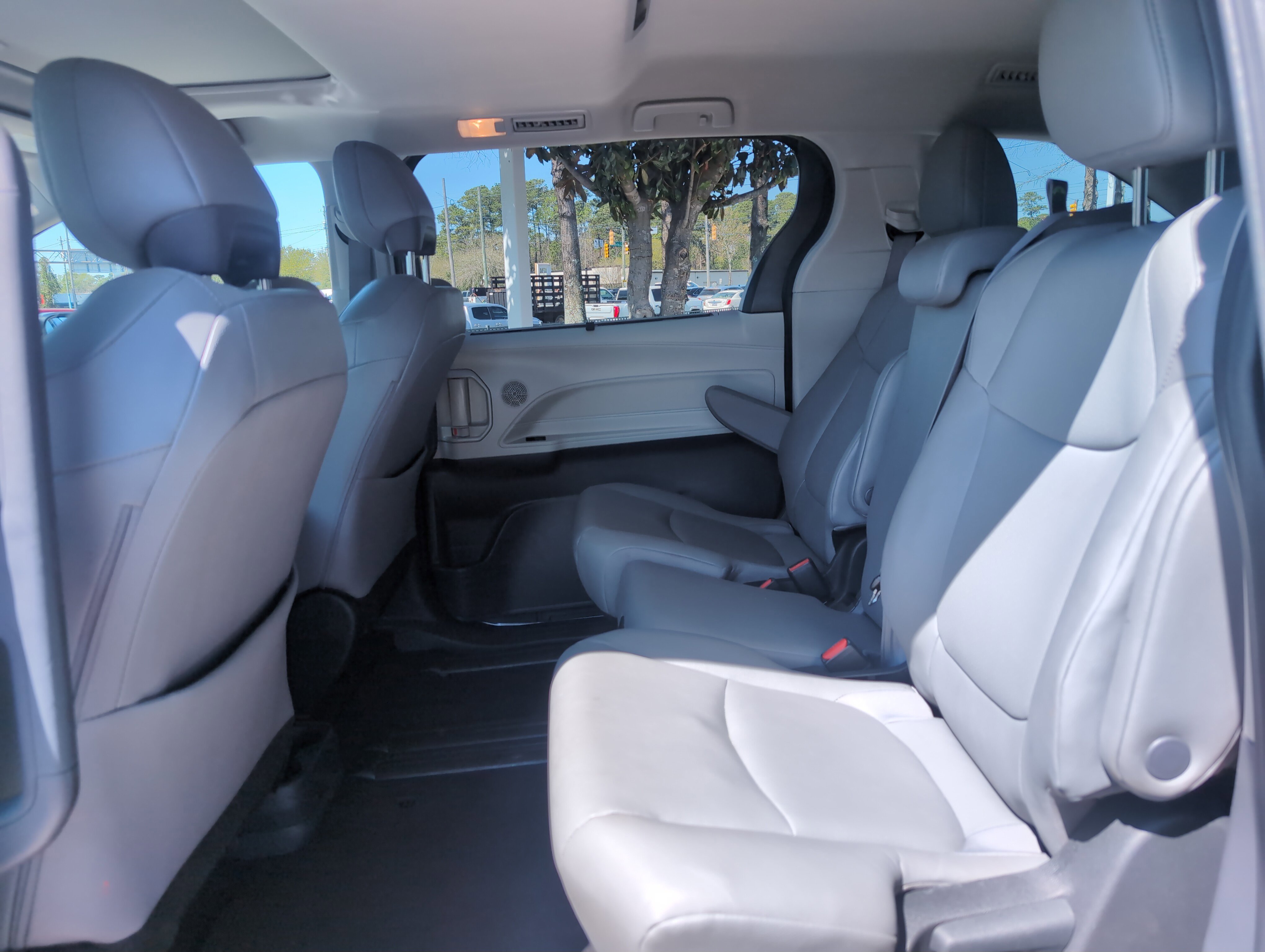Certified 2024 Toyota Sienna XLE FWD image 29