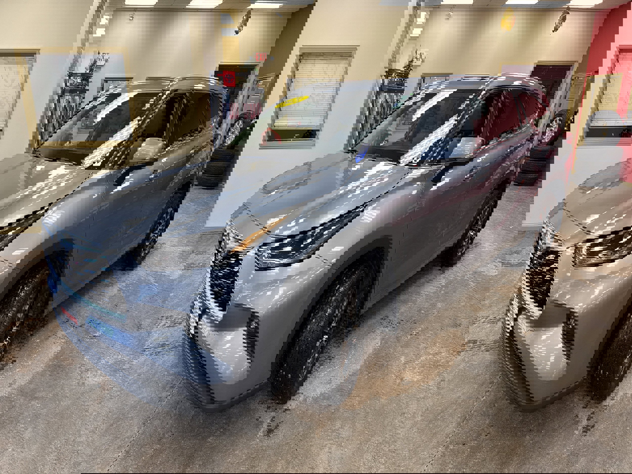 Used 2021 Toyota Highlander XLE image 3