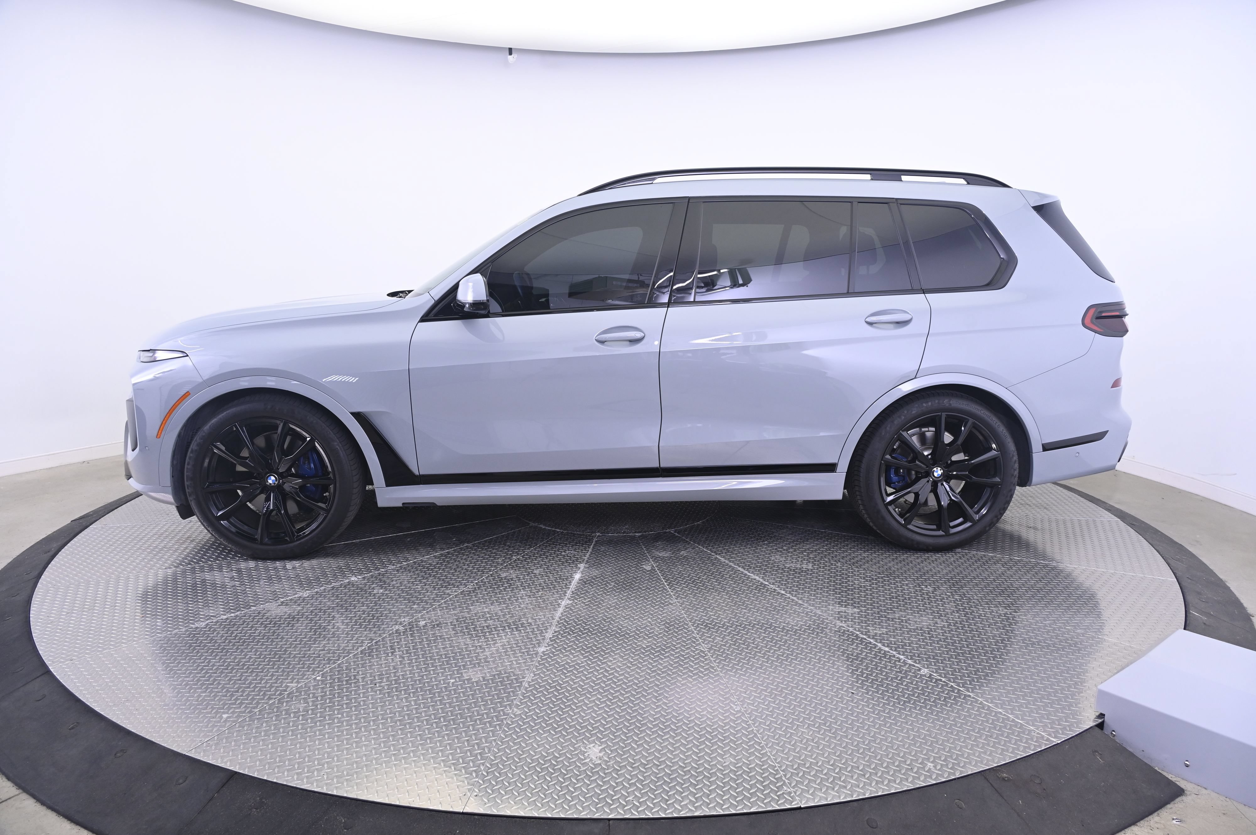 Used 2025 BMW X7 xDrive40i w/ M Sport Package AWD/4WD image 2
