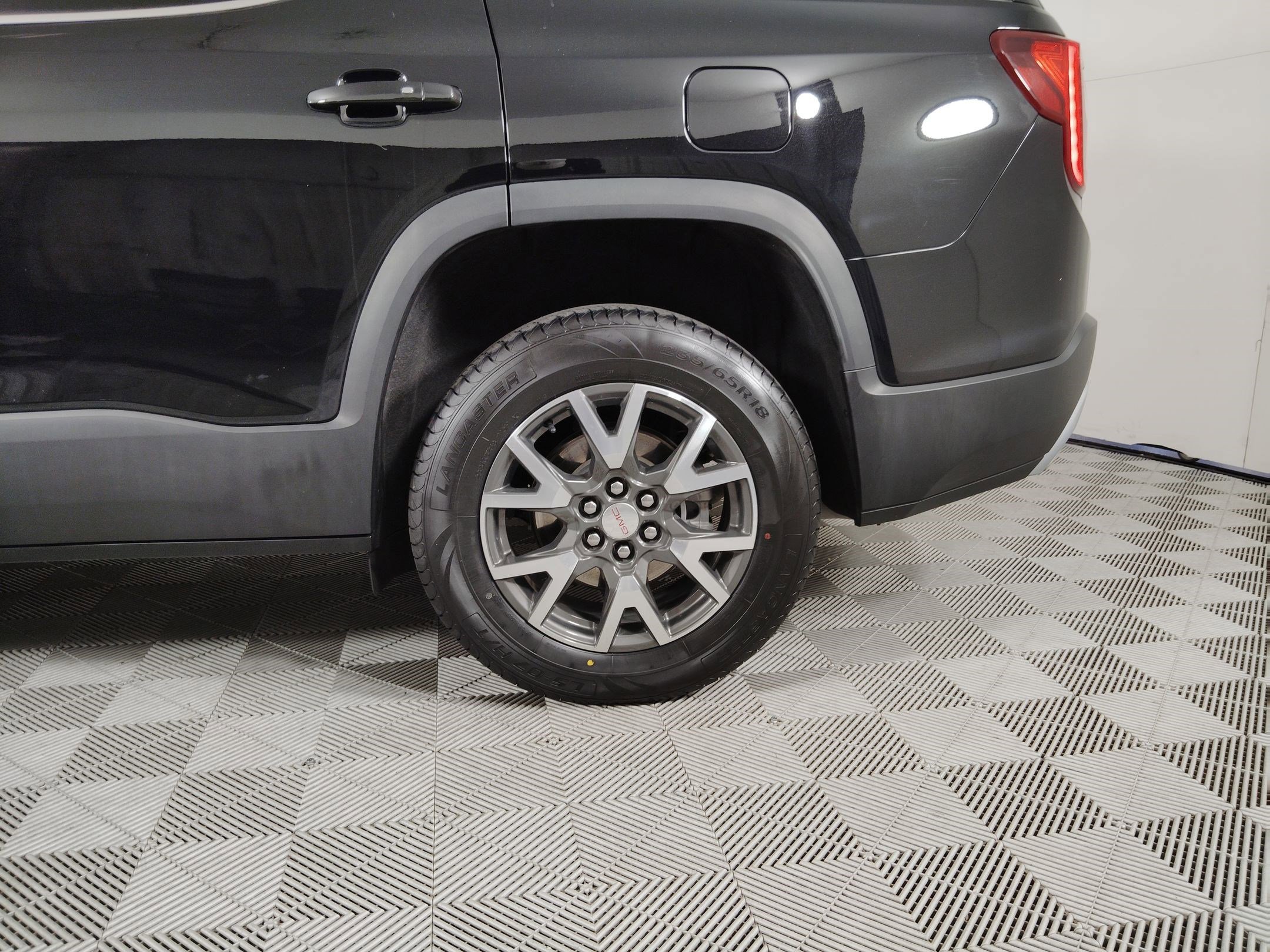 Used 2023 GMC Acadia SLE w/ Driver Convenience Package image 11