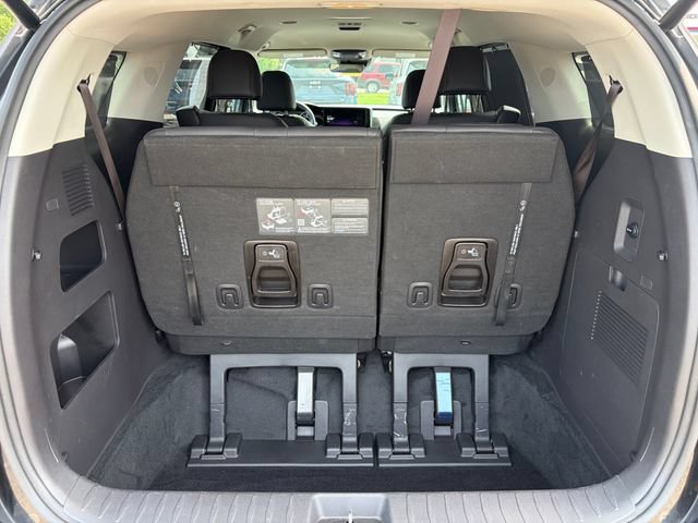 Used 2024 Kia Carnival EX FWD image 16