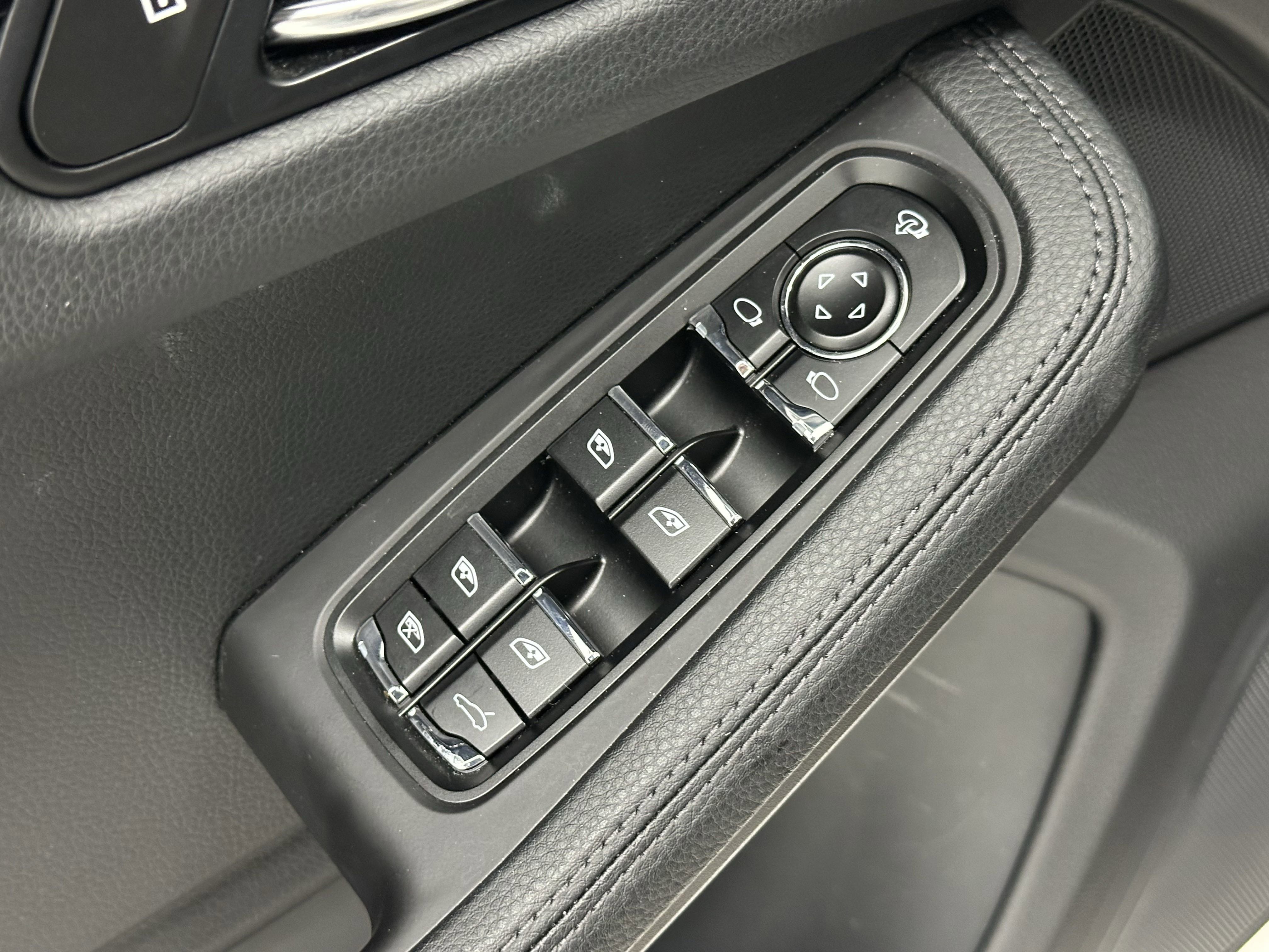 Certified 2025 Porsche Macan image 28