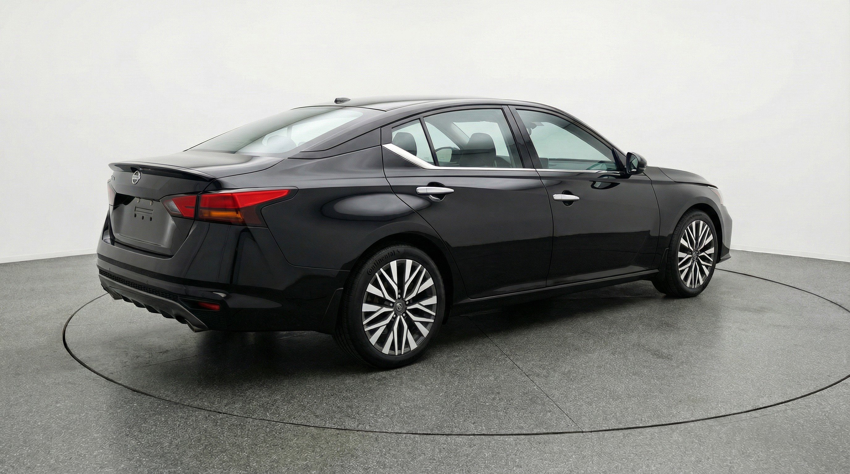 Used 2025 Nissan Altima 2.5 SV FWD image 9