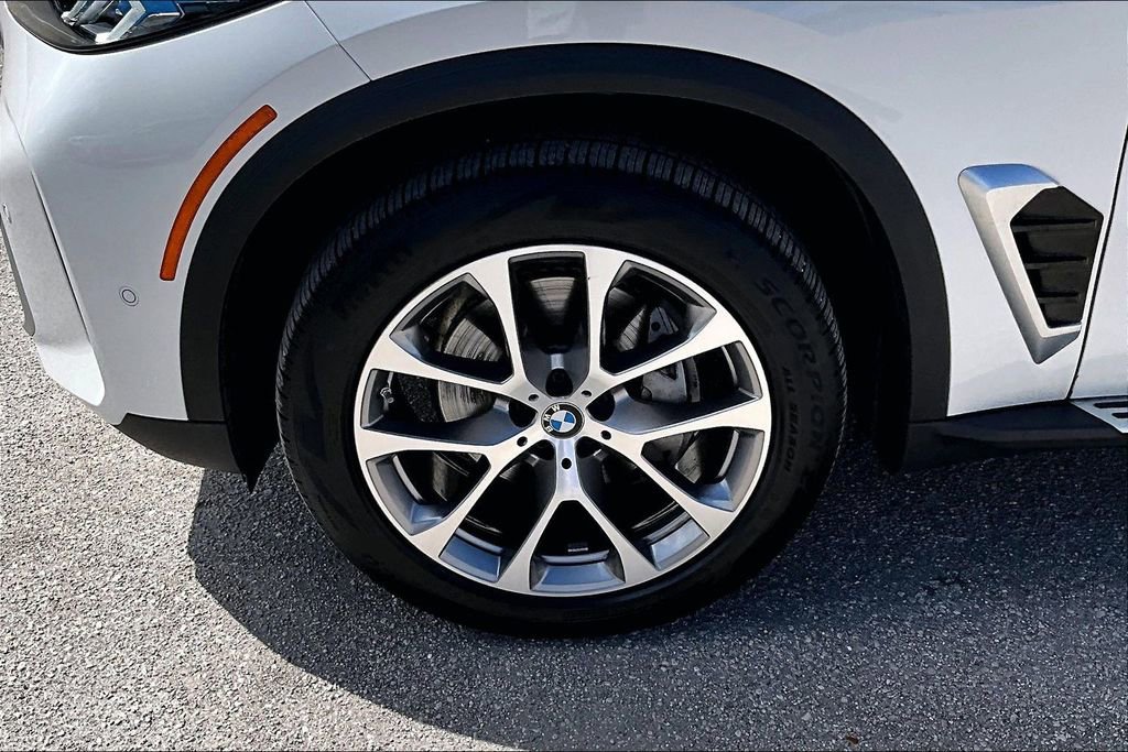 Used 2026 BMW X5 sDrive40i image 13