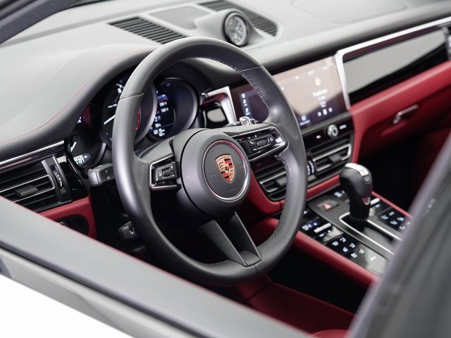 Used 2025 Porsche Macan image 9