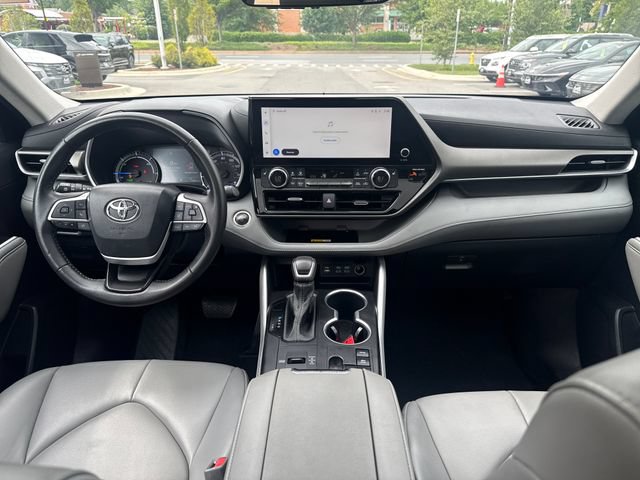 Used 2023 Toyota Highlander XLE AWD/4WD image 12