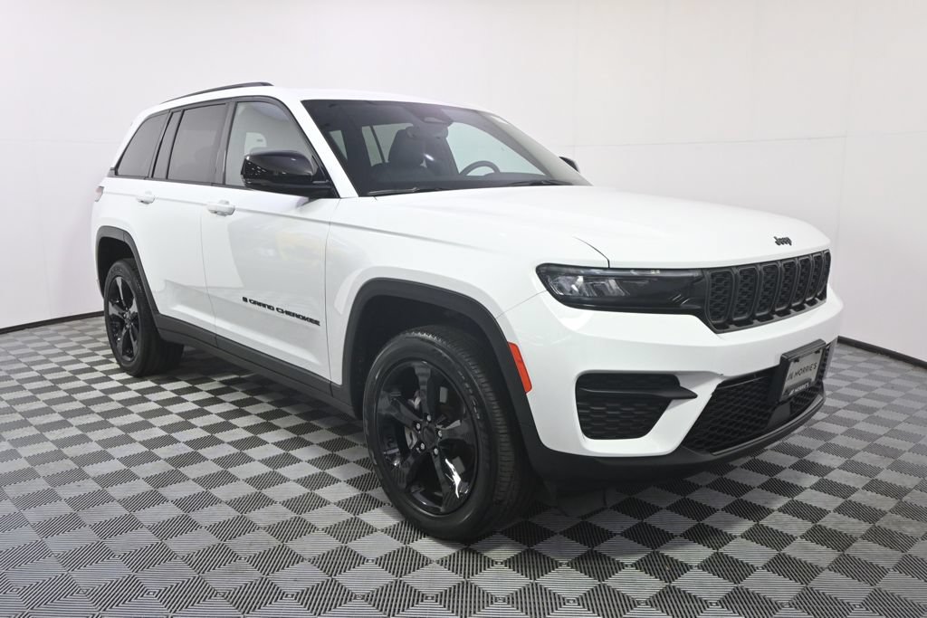 Used 2023 Jeep Grand Cherokee Altitude AWD/4WD image 8