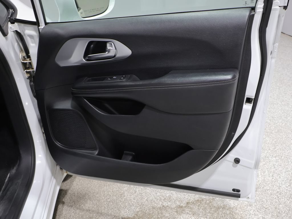 Used 2019 Chrysler Pacifica Touring-L Plus w/ S Appearance Package FWD image 23